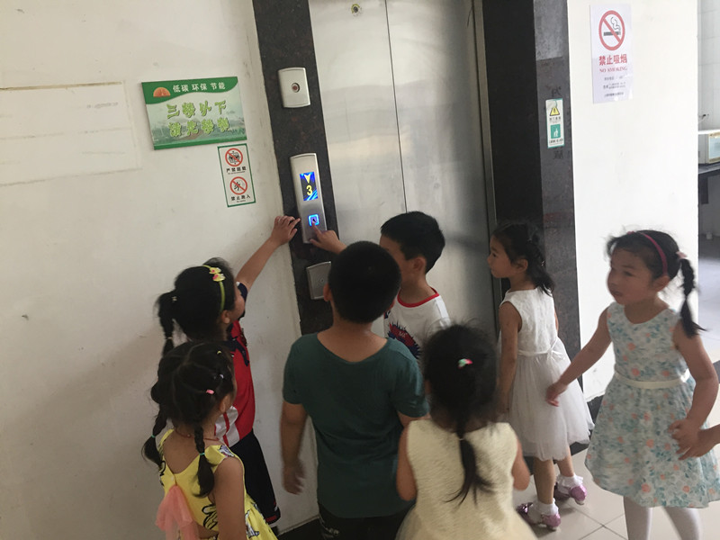 成都電梯,四川電梯,成都別墅電梯,成都家用電梯,四川別墅電梯,平臺電梯，成都平臺電梯，四川平臺電梯，四川家用電梯,成都萬安佳居電梯有限公司 如何引導(dǎo)孩子安全坐電梯-成都別墅電梯